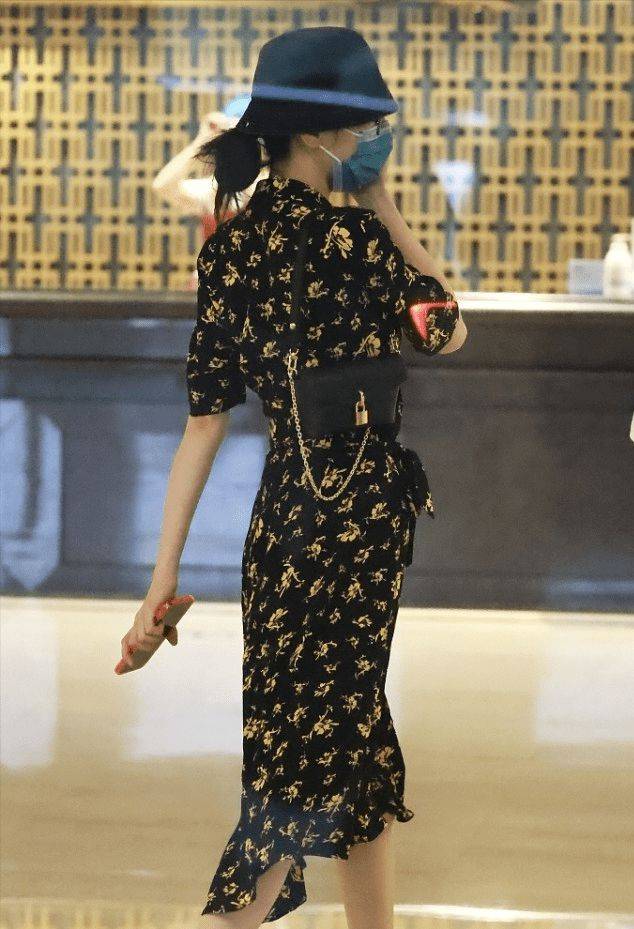 魅力|迪丽热巴的腰身还没有挎包宽，穿碎花裙配勃肯鞋，背影都抢镜