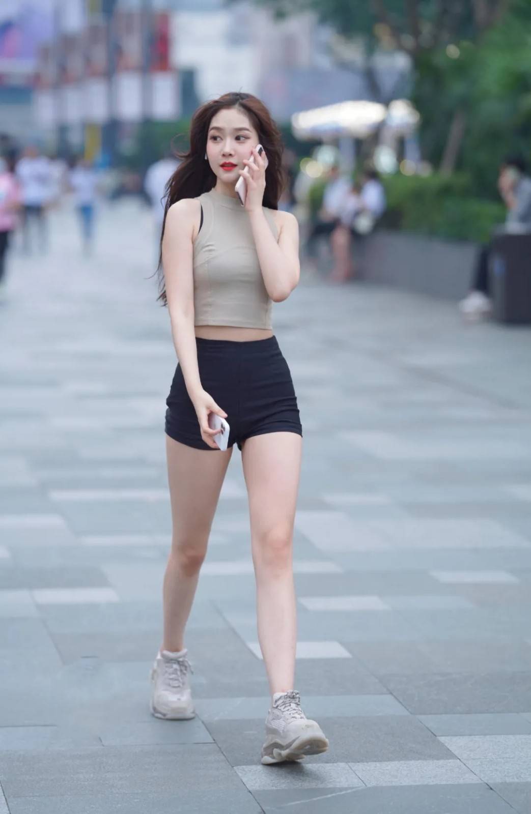 种类|短款挂脖上衣,搭配同款潮裤,时尚青春魅力十足