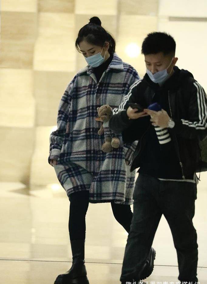 身材|谢娜怀孕后更会穿，宽松格子外套扎丸子头，小腿细得像竹竿