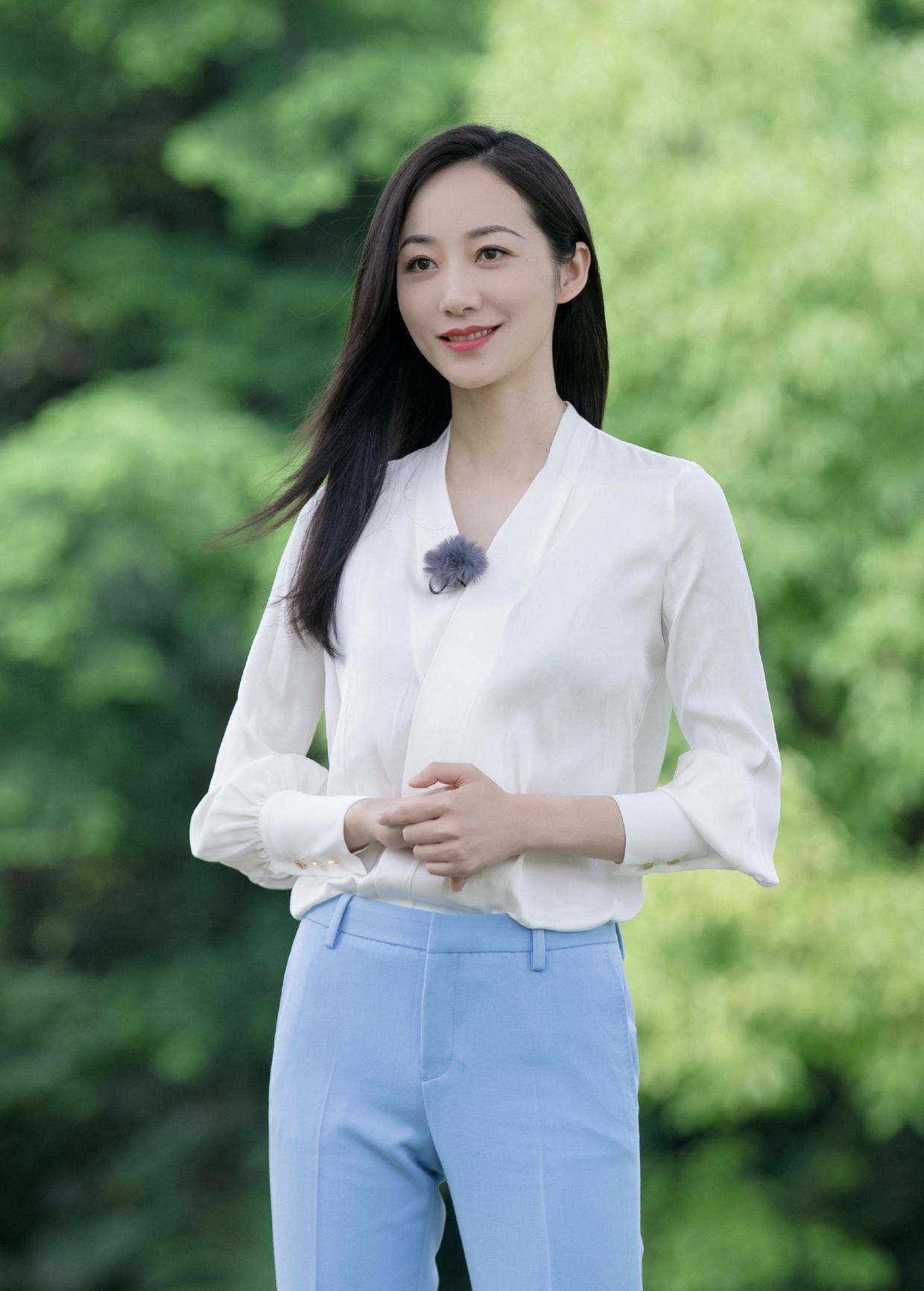 进行|韩雪气质无敌了，抱一篮子菜都透着高级感，白衬衫+蓝裤子太加分
