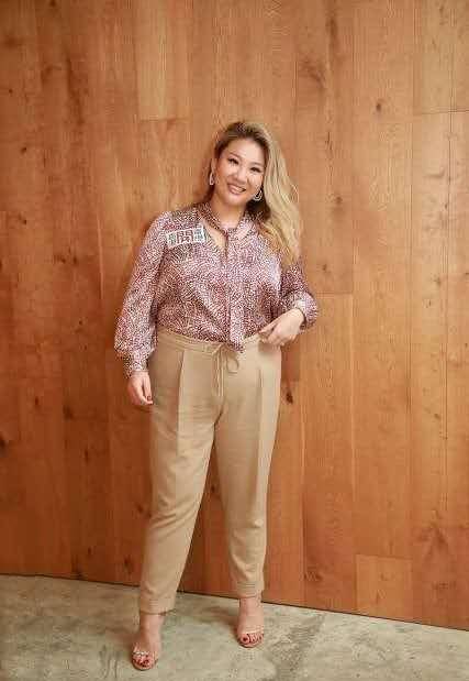 大金|郑欣宜180斤仍自信，穿红豹纹还配大金链子，90度高跟鞋勒出肉肉