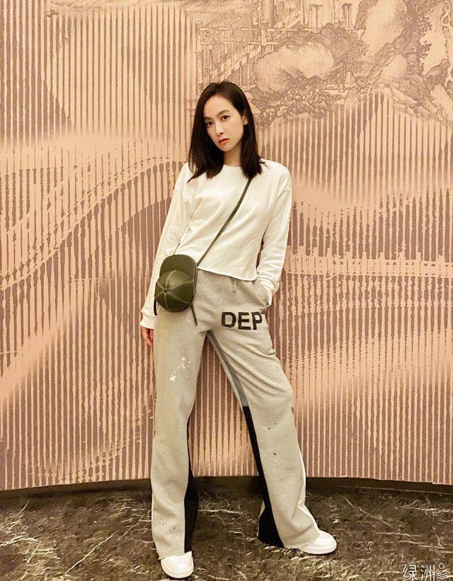 程度|李沁撞衫宋茜,同穿蝴蝶结泡泡袖上衣,同款细腰难辨胜负!