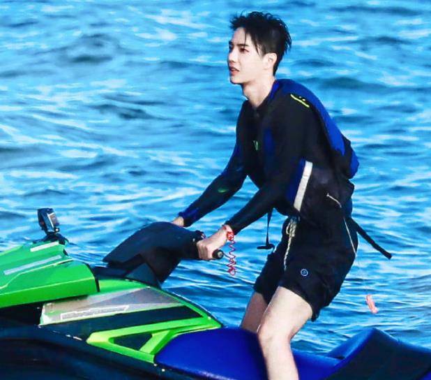 感觉|谁能想这是22岁王一博,第一次挑战短裤,双腿就细到没眼看