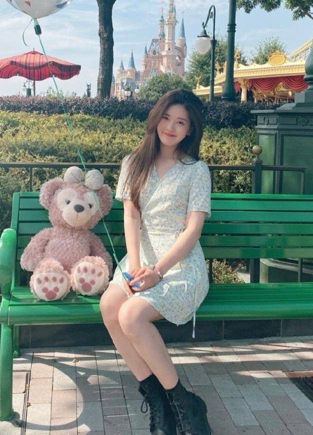 身材|赵露思为显身材也是拼了，露锁骨能放一个碗，网友：不足80斤吧