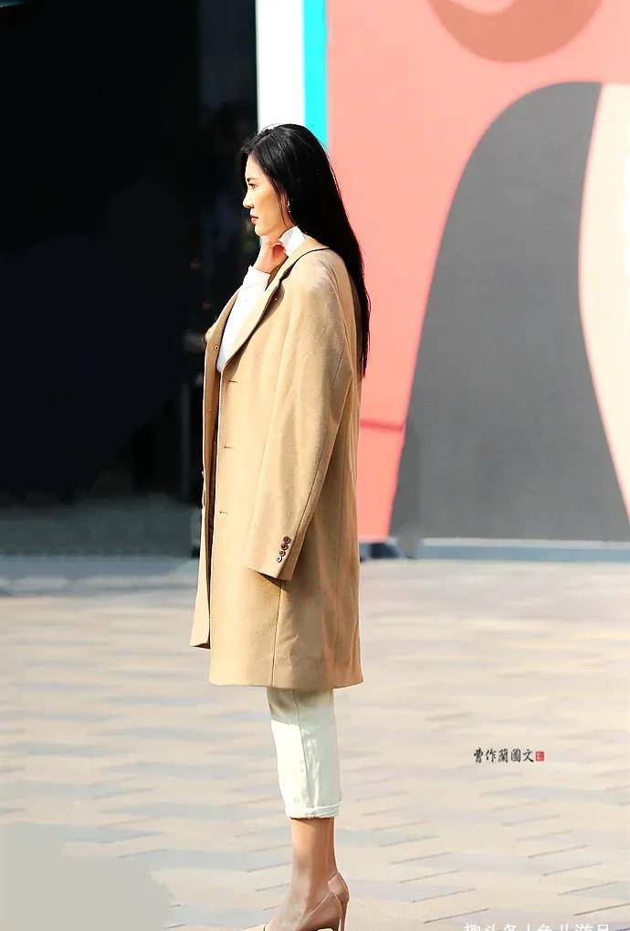 黑色|街拍：美女，用尖头细高跟添彩春装