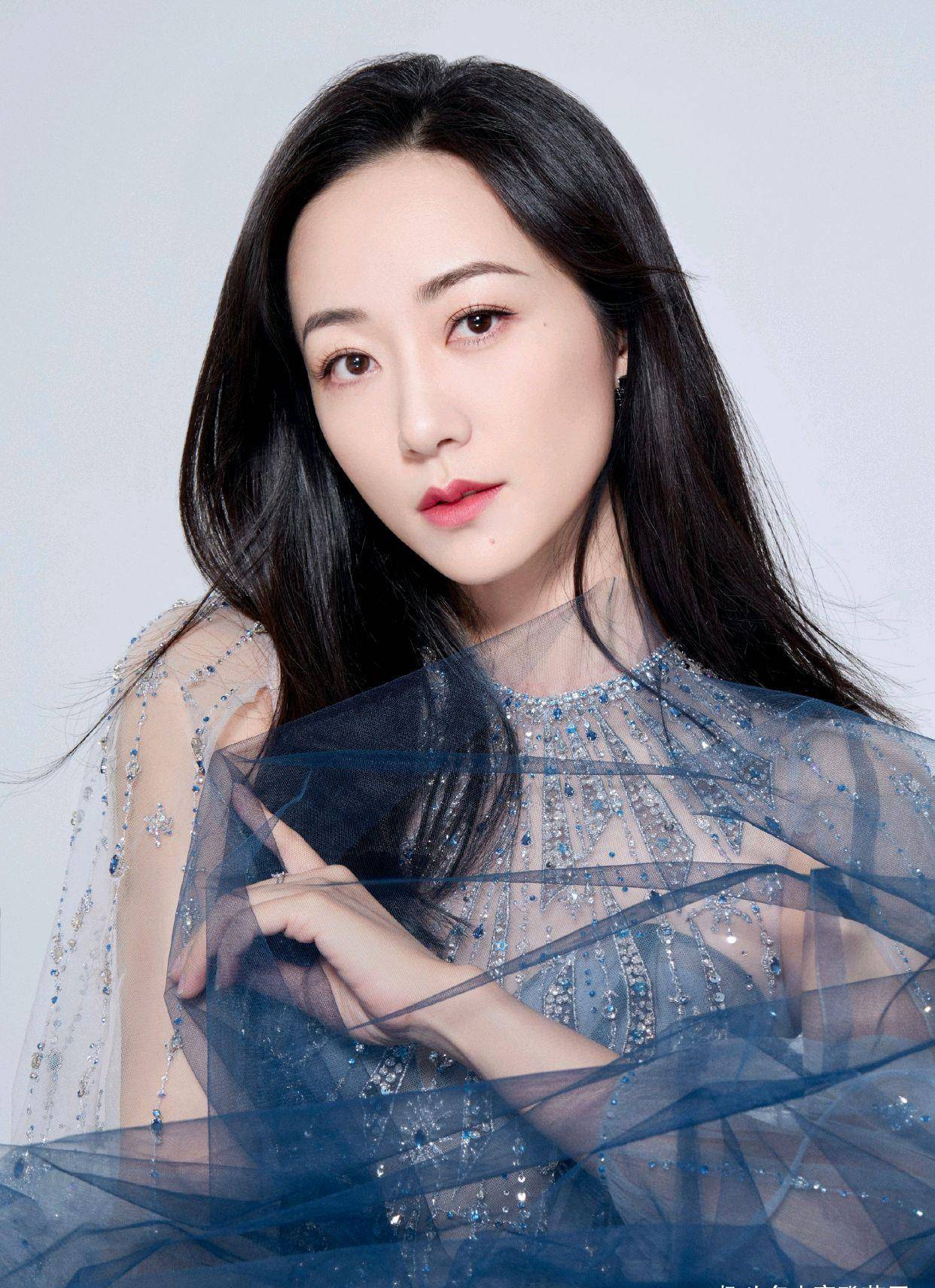 高跟鞋|韩雪的气质不一般，穿上渐变色设计的淡蓝色连衣纱裙，优雅又温柔