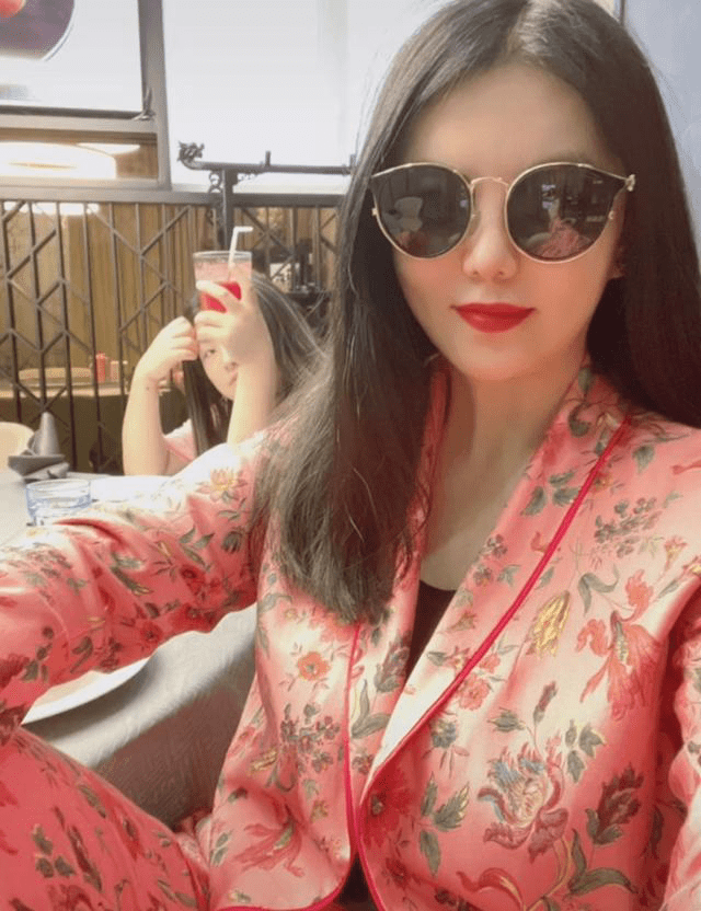 头发|李湘是真瘦了？下巴尖的不真实像p的，但穿的西装都是松垮垮的！