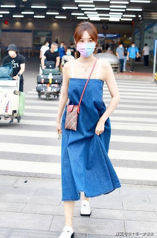 吊带|李菲儿把牛仔裙穿出“浴巾”效果，肩带和肌肤融为一体，挺别致的