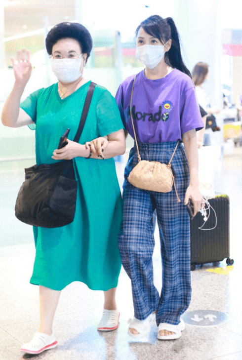 方面|伊能静穿一身紫色服装亮相，牵着婆婆的手出行，感情也太好了