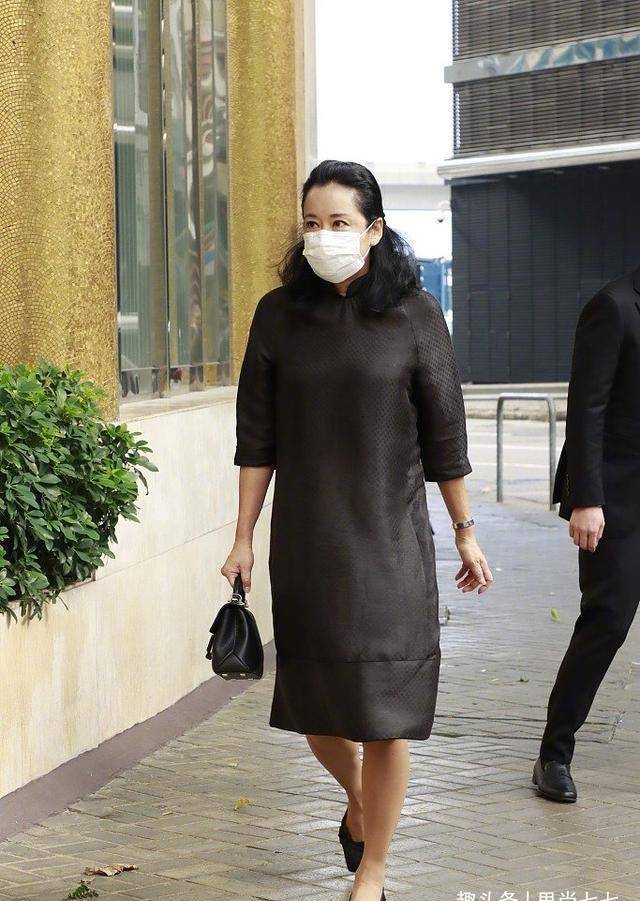 郭晶晶|郭晶晶亲妈随一家五口露面，头发花白很朴素，与婆婆朱玲玲差别大