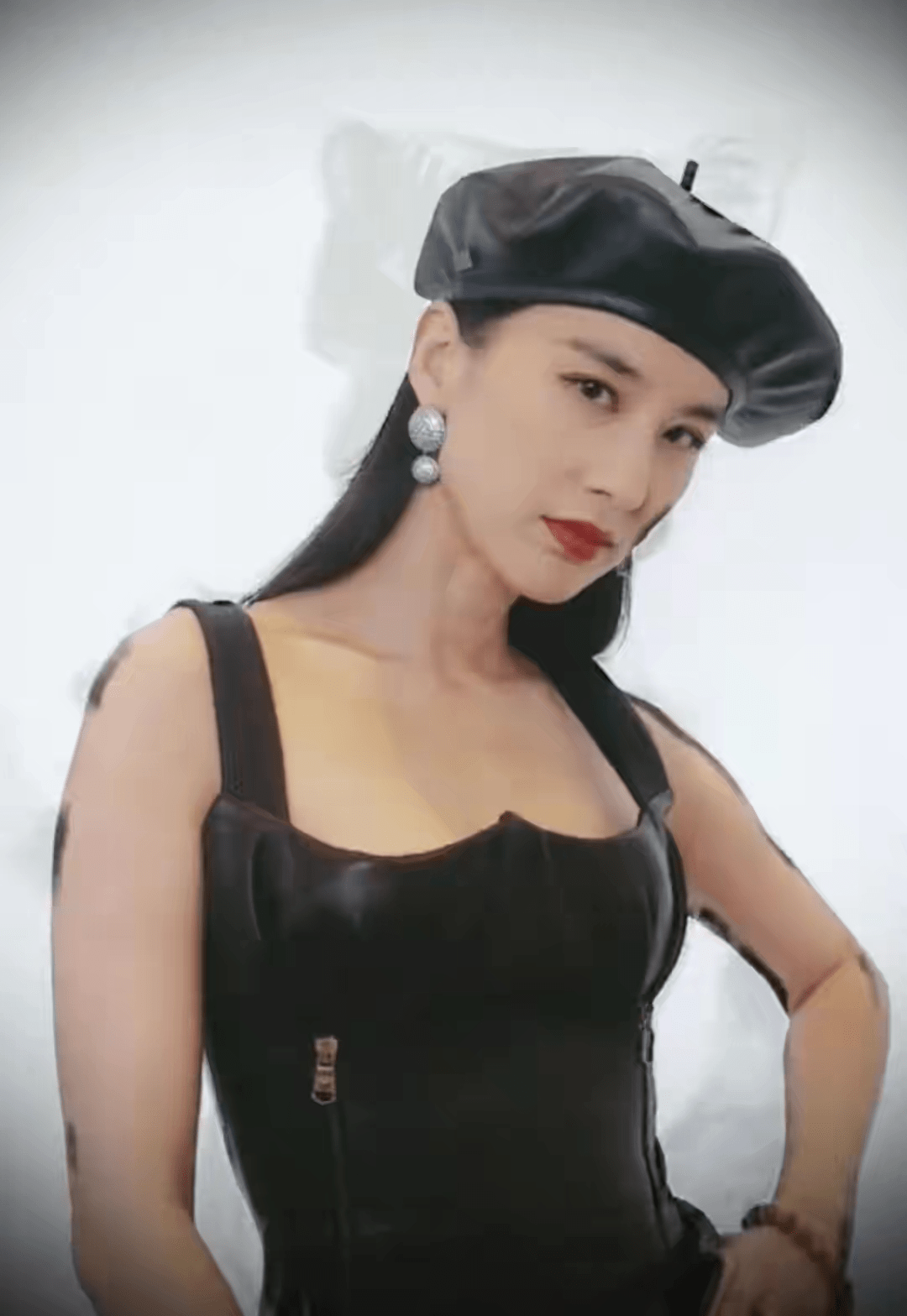 黑色|黄圣依一直营销的贵妇人设，靠美颜堆砌，生图就是地地道道阿姨!