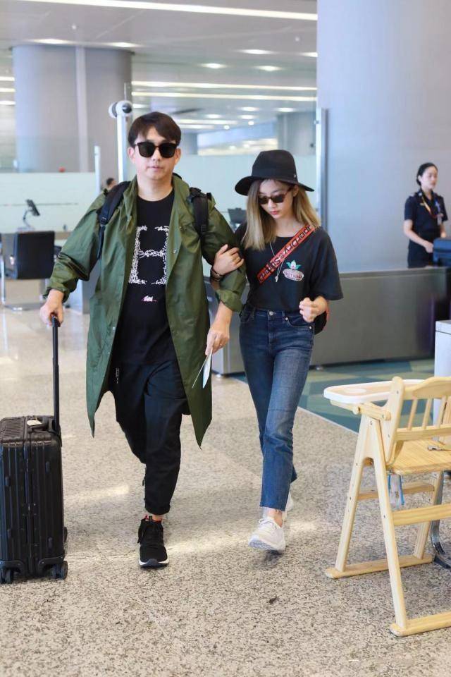 黑色|黄磊孙莉夫妻携女儿现身，13岁多多穿黑T恤满头金发，太闪亮抢镜