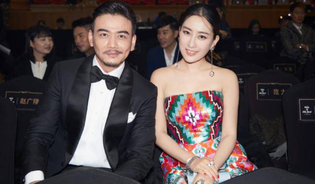 马苏|马苏终于惊艳了一回，穿印花抹胸裙配中分盘发，气质也变高级了