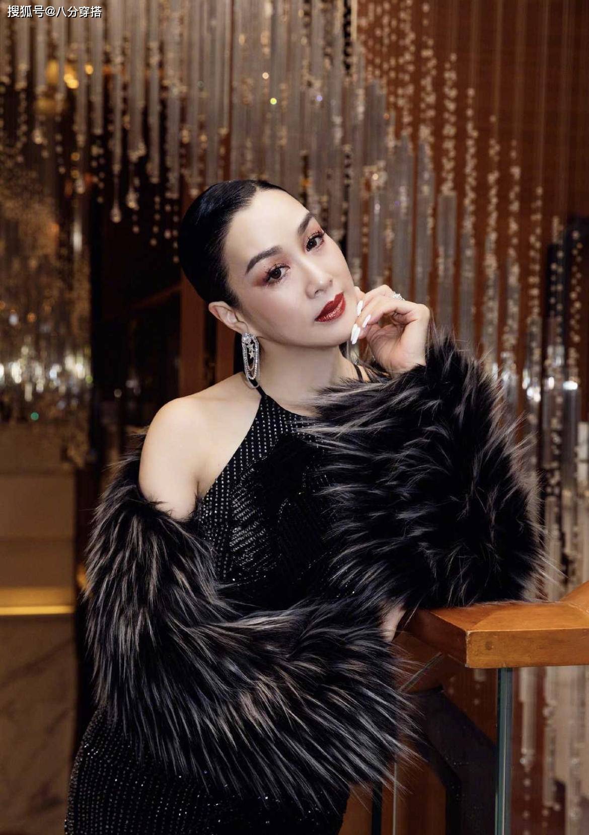 鱼尾|钟丽缇真是微胖界yyds，穿鹅黄色一字肩鱼尾裙华丽时髦，曲线丰盈