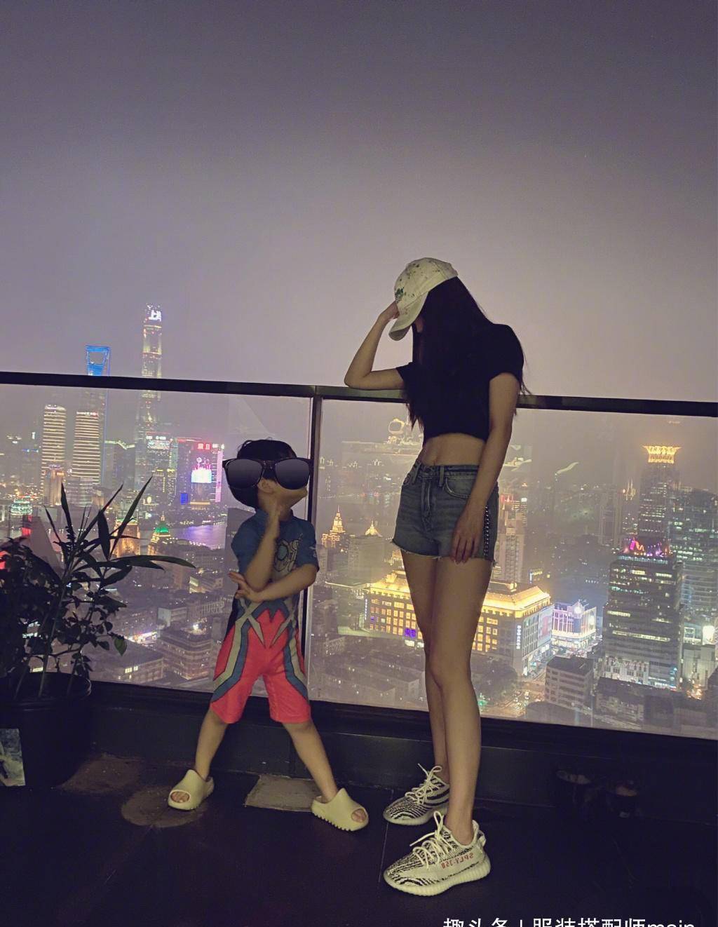 头绳|杨颖《奔跑吧》出新造型，长卷发绑彩色头绳，红衣白裤气质又减龄
