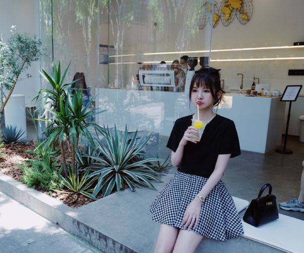 一身|陈赫老婆张子萱晒甜美写真，清纯夏日穿搭十分减龄，少女范儿十足