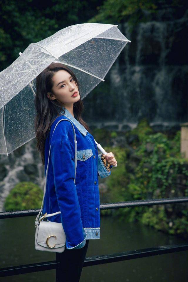 颜色|30岁李沁越来有女人味，穿红色礼裙凹造型，“蜜桃臀”也吸晴