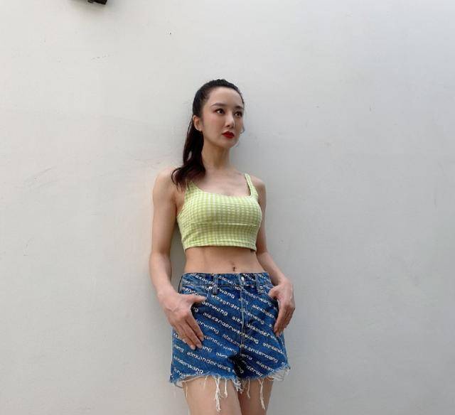 吊带|李依晓也放开了，穿吊带背心秀身材，活力满满好青夏