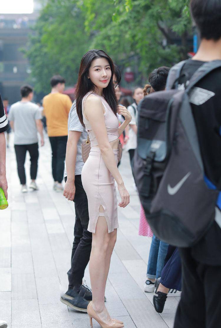高跟鞋|美女脚上一双尖头的高跟鞋，让她走出自信，更是增添她无限的魅力