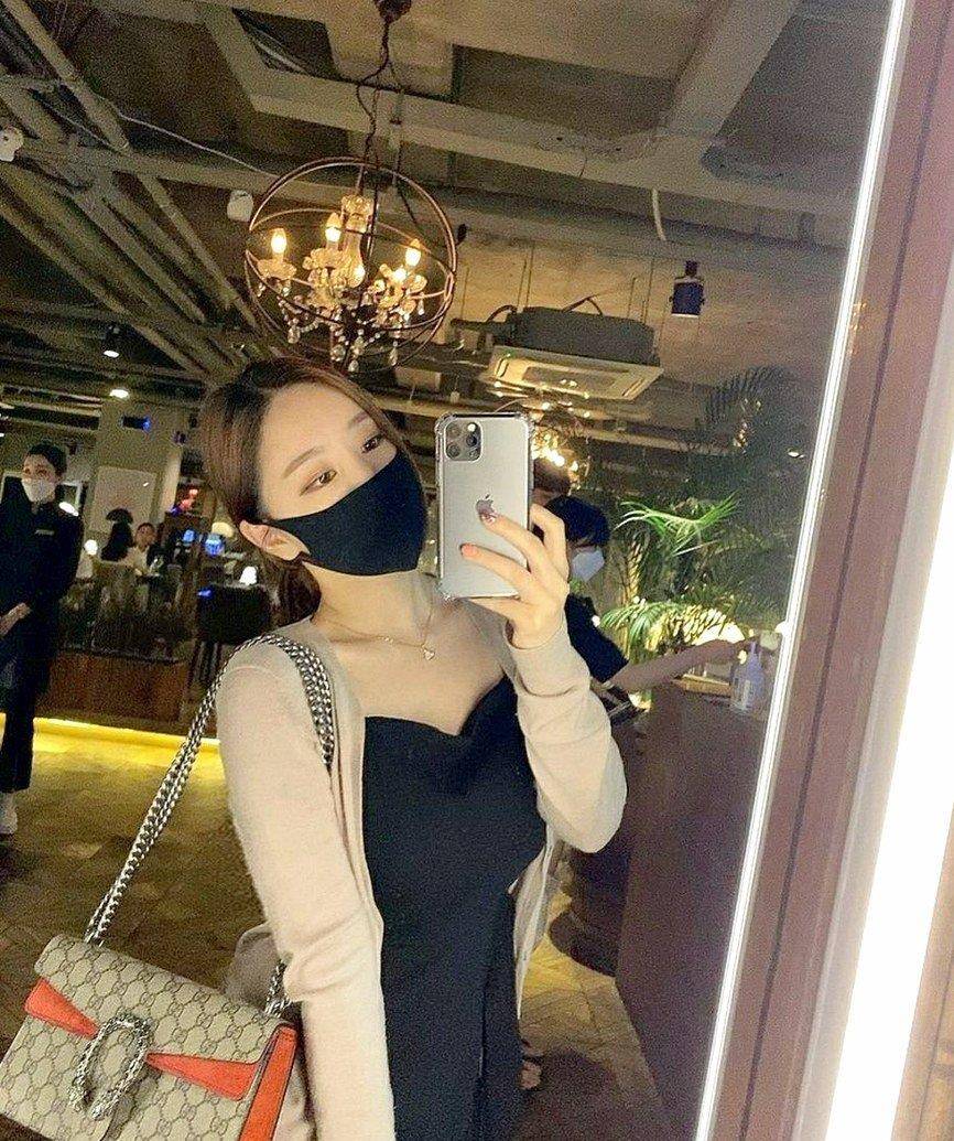 青春|美女脚上搭配着一双优雅的尖头高跟鞋，显得更加的青春更加的魅力