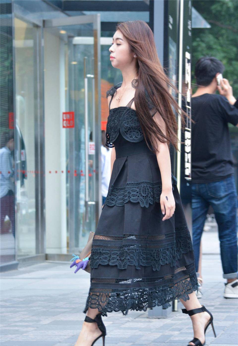 漂亮|黑色蕾丝长裙，搭配10厘米的一字带细高跟，走路都带着优雅
