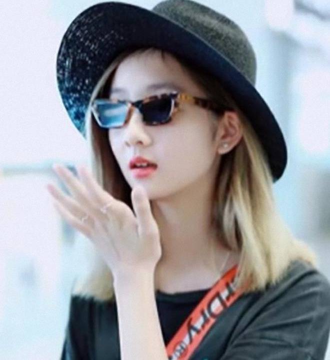 黑色|黄磊孙莉夫妻携女儿现身,13岁多多穿黑T恤满头金发,太闪亮抢镜