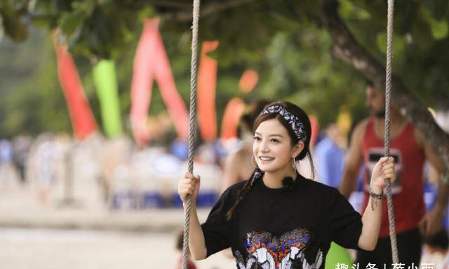 头巾|赵薇又年轻了？穿黑T恤配短裤荡秋千，扎麻花辫绑头巾美成小姑娘