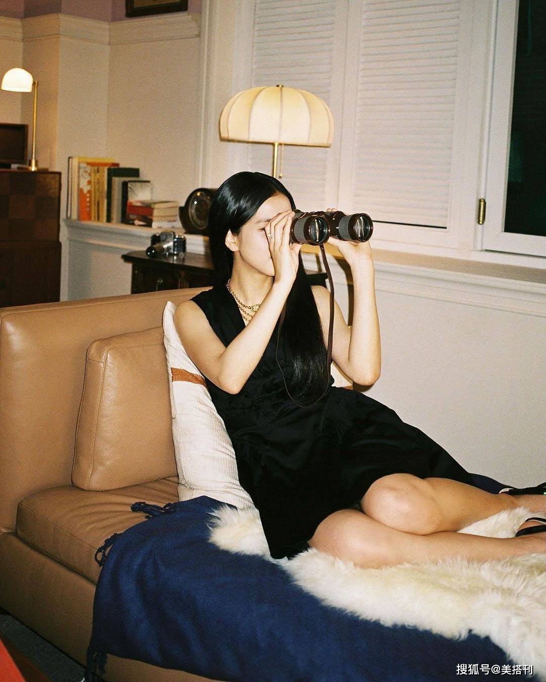 jisoo|jisoo金智秀ins晒照，穿小黑裙有种电影氛围感，网友：挺像张娜拉