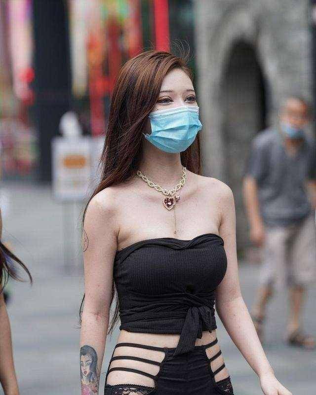 本人|美女一身职业装搭配上一双尖头的高跟鞋，突显出女性的优雅姿态