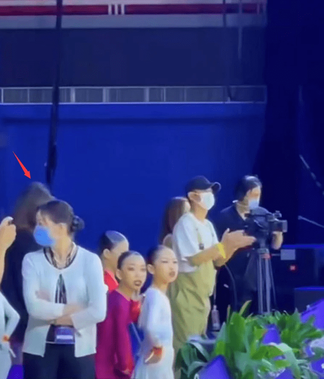 马伊琍|新女友获认可？文章疑带女友陪爱马比赛，打扮像小姑娘身材超性感