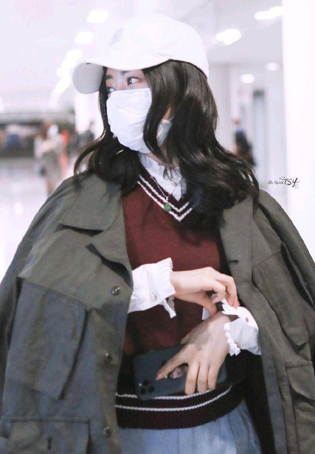 马甲|谭松韵好有少女感，针织马甲配白衬衫清新脱俗，减龄俏皮像中学生