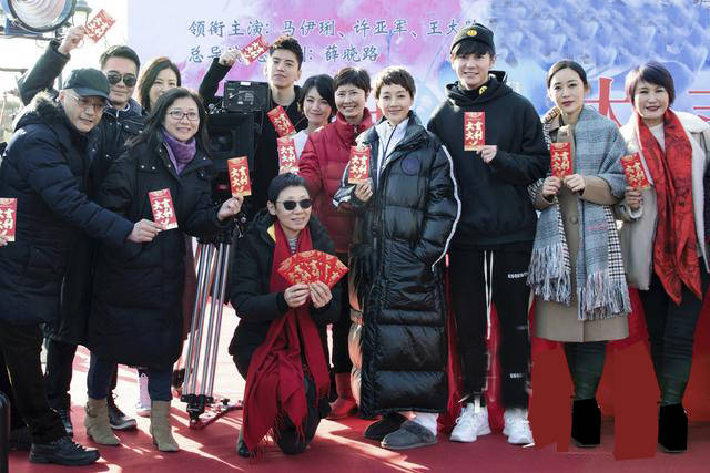 黑色|马伊琍新剧开机，穿黑色长款羽绒服气质优雅，搭“棉拖鞋”太夸张