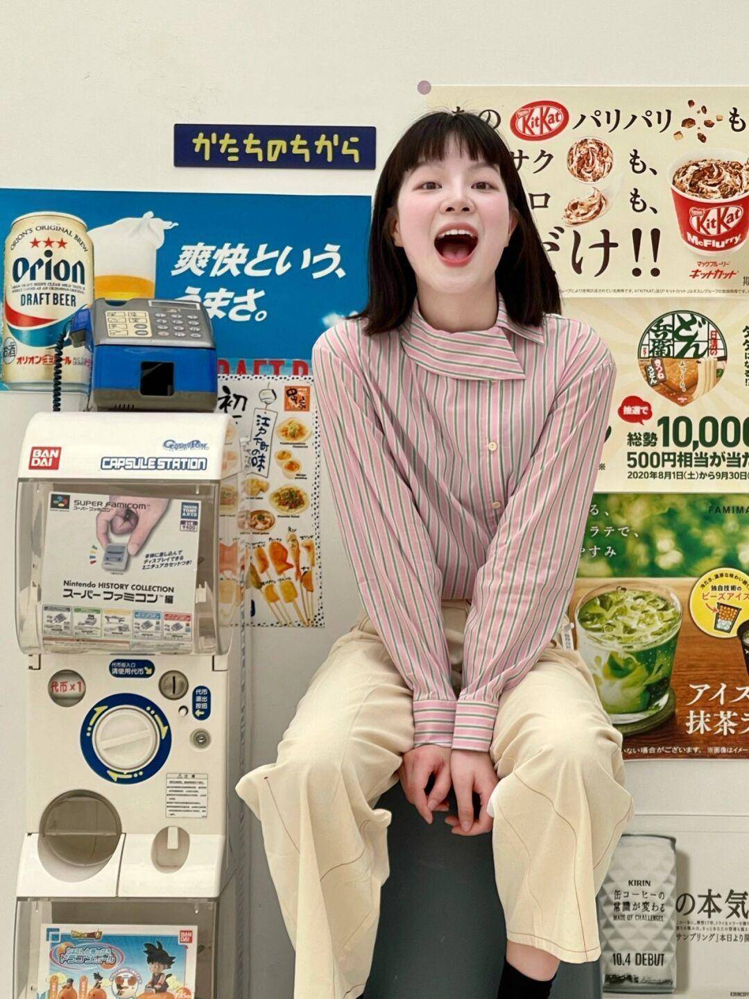 毛衣|早秋的这些搭配太好看了吧!橘红色毛衣马甲配牛仔裙、休闲又保暖