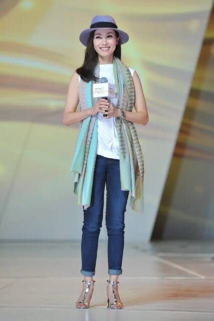 李嘉欣|李嘉欣明明是豪门阔太,却爱穿“乞丐破洞裤”,看着不像高级贵妇