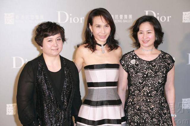姐妹|赌王二房3女同框，三姐妹姿态各异，超琼端庄超凤苗条超葭时尚