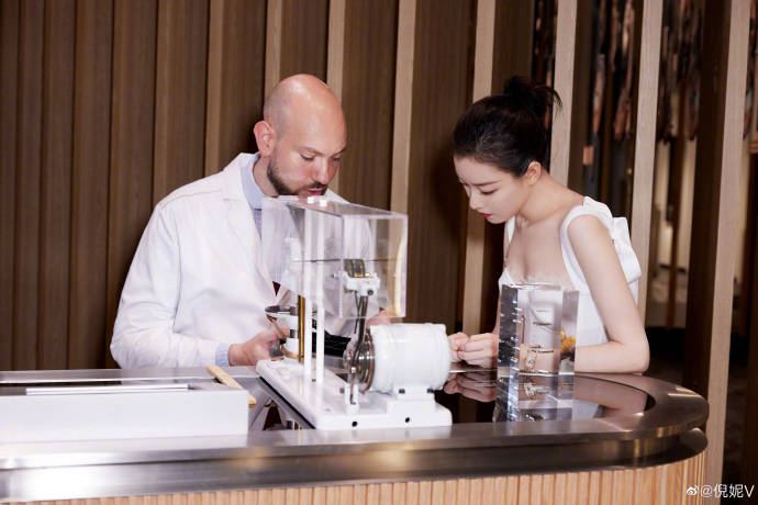 张艺谋|倪妮白色修身礼服,优美曲线展现“完美身材”,不愧是张艺谋看中的演员