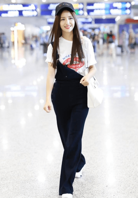 状态|佟丽娅状态真不错，身穿彩色泡泡袖配眼镜，清纯气质像极了大学生