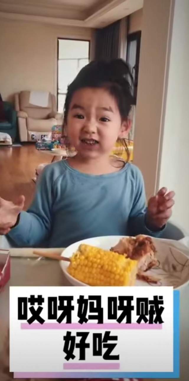 酷飒|董璇女儿沙滩上走秀，站姿尽显超模范儿，学写签名笔迹稚嫩可爱