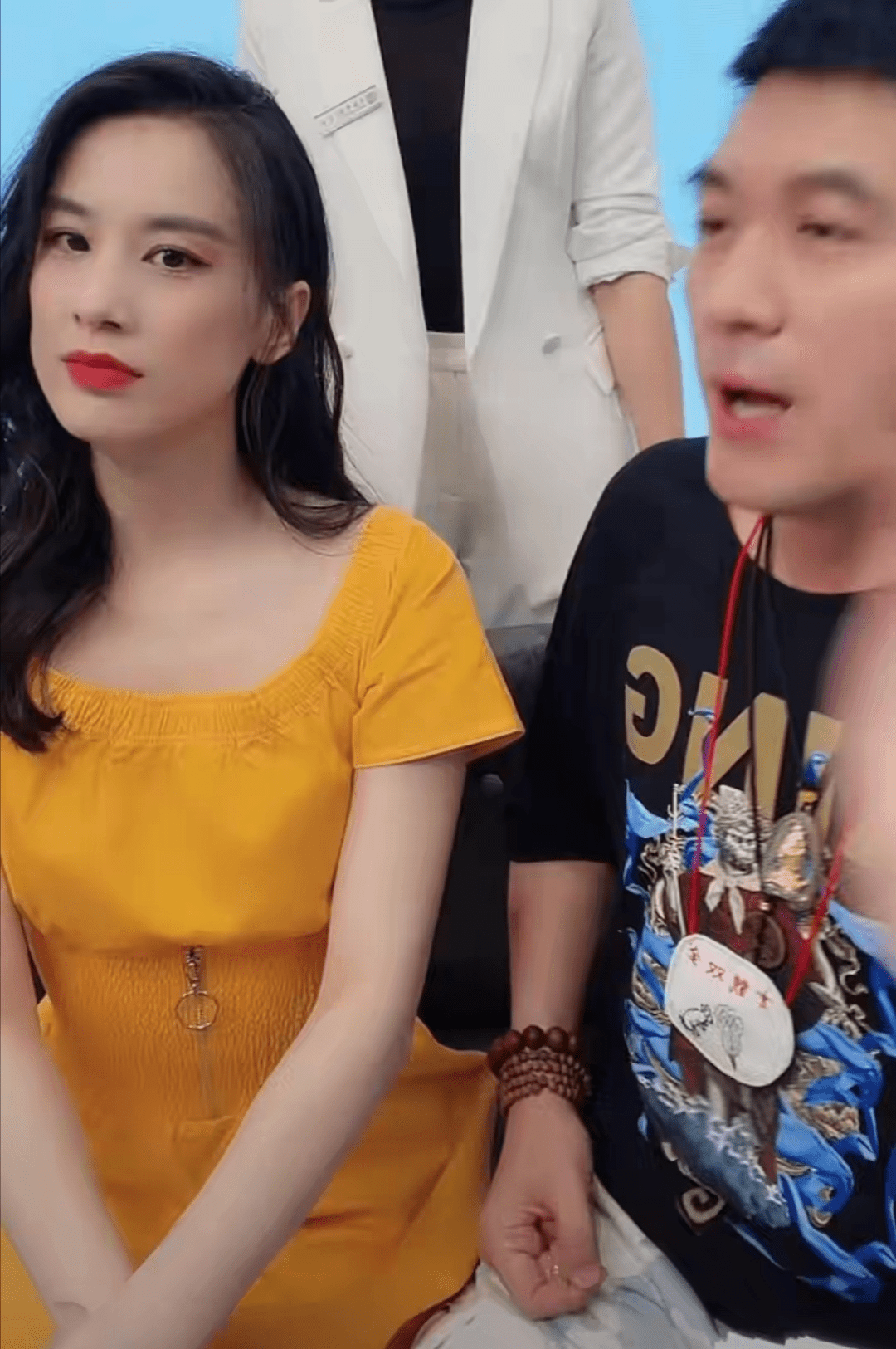 黑色|黄圣依一直营销的贵妇人设，靠美颜堆砌，生图就是地地道道阿姨!
