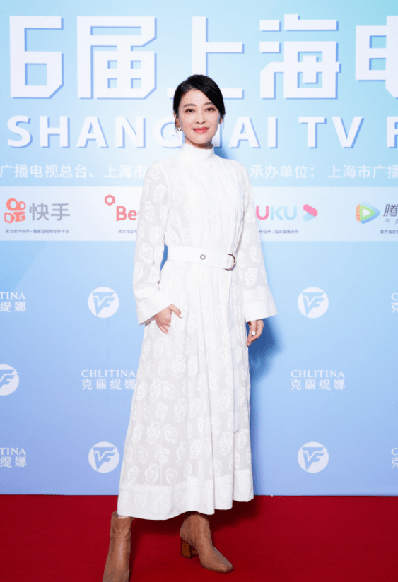 女孩子|梅婷太懂给穿搭做减法，穿白色连衣裙优雅高贵，简约却高级