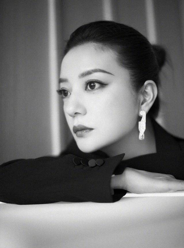 披肩|赵薇身穿黑色西服套装，围巾披肩搭配恨天高，完美彰显霸道女总裁