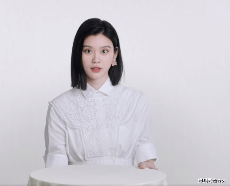 奚梦瑶|奚梦瑶晒昂贵睡衣开箱，一套睡衣四五千块，短发素颜出镜皮肤白嫩