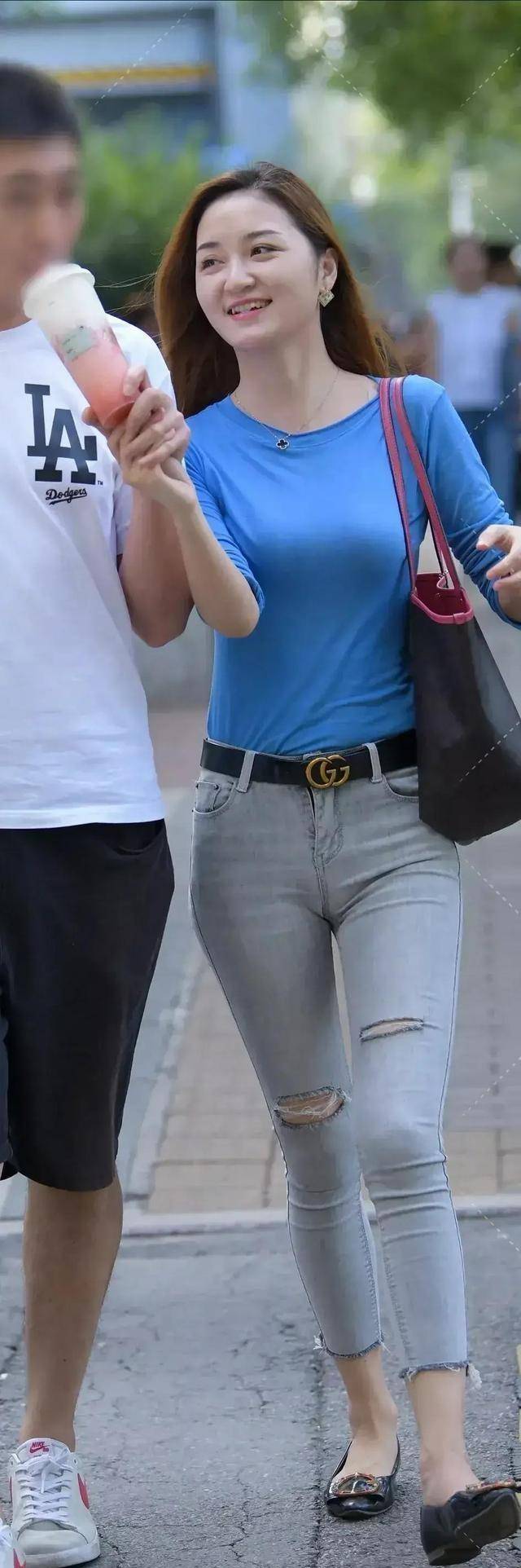 长裤|高挑多姿的打底裤美女，着装风格洋气大方，走在街头