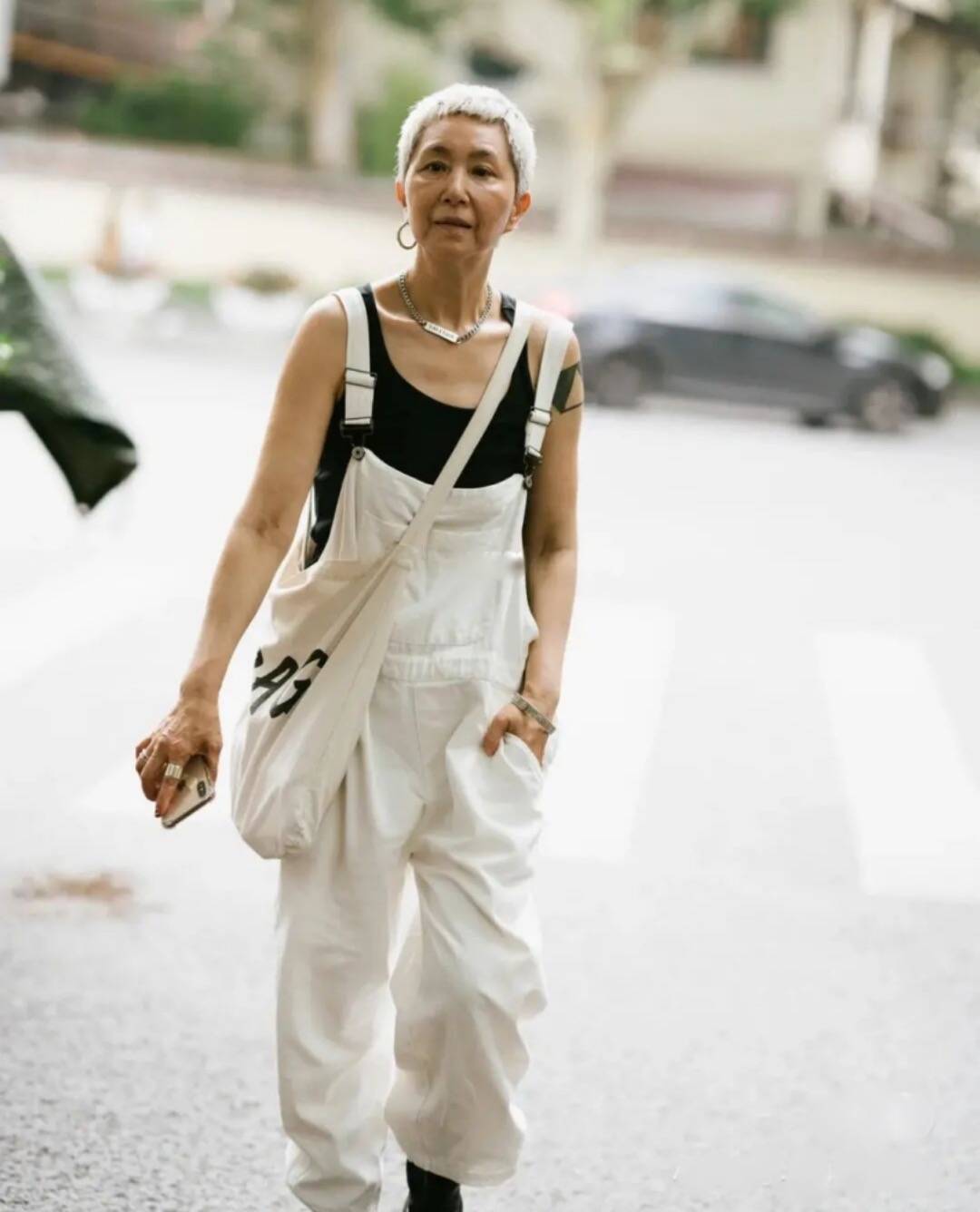 原创60岁上海奶奶真时髦穿背带裤骑单车出门头上裹块花头巾好拉风