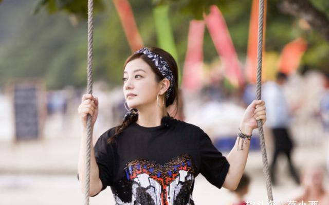 头巾|赵薇又年轻了？穿黑T恤配短裤荡秋千，扎麻花辫绑头巾美成小姑娘