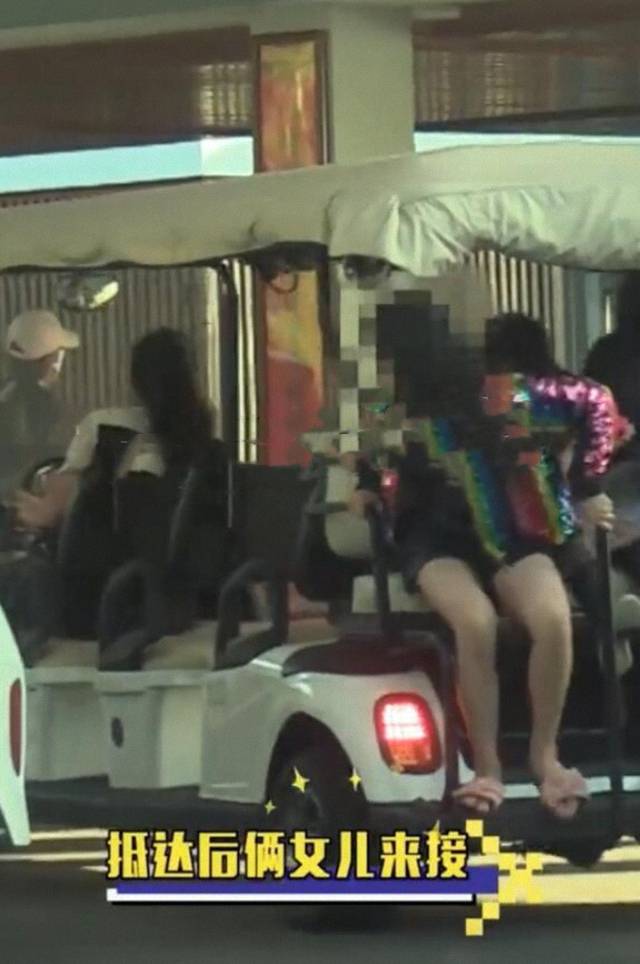 黑色|马伊琍带俩女儿三亚度假，12岁爱马穿短裤凉拖好清凉，妹妹更淑女