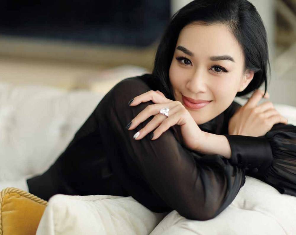 情侣|钟丽缇张伦硕夫妇走机场，同穿皮夹克机车情侣装，大胆秀爱狂吻