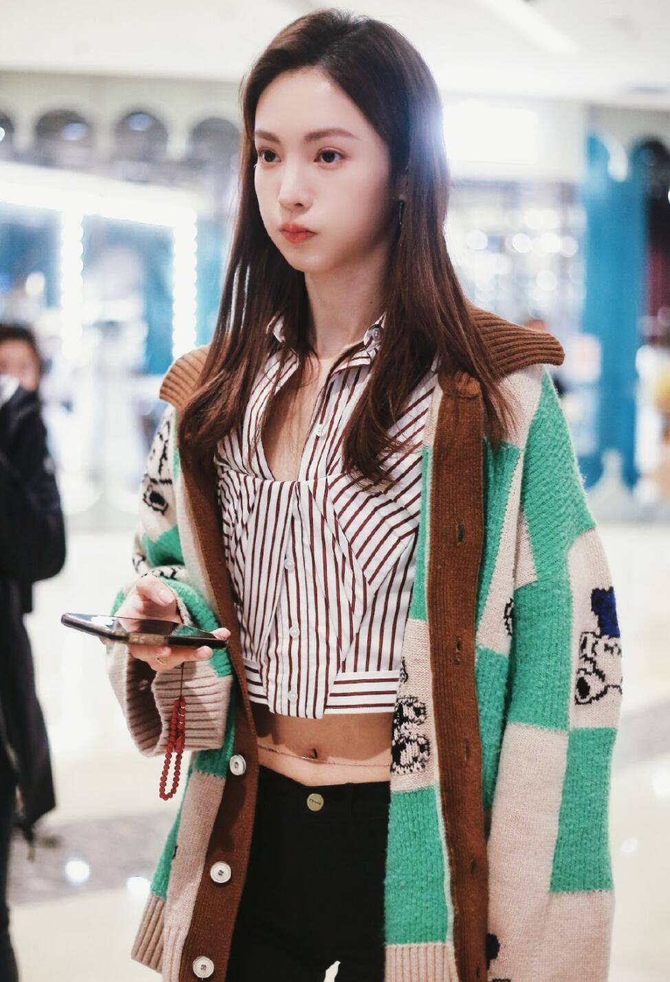 设计|金晨穿“短衫”配紧身裤走上街头，秀完美身材曲线，引领时尚潮流