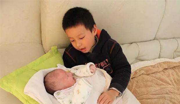 房门口|弟弟午睡醒来后，坐在姐姐房间门口等姐姐睡醒，画面太有爱了