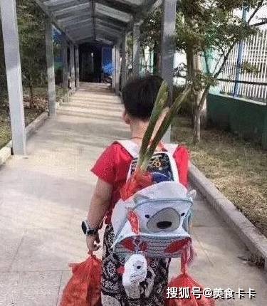 大葱|孩子背着两颗大葱去上学走红网络，打开书包更是把网友吓到了